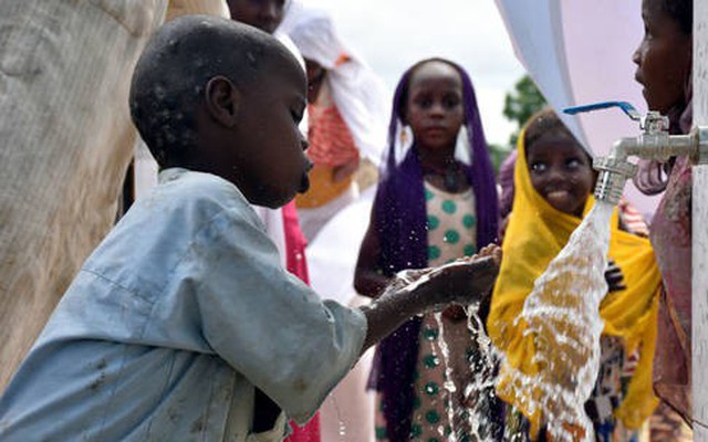 Trẻ em Chad dùng dùng nước sạch tại thủ đô N'Djamena, Chad. Ảnh: Anadolu