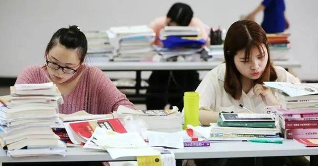 "Đậy nắp bút lại được không?" - lời nhắc nhở trong phòng học khiến nữ sinh đỏ mặt, netizen chia phe tranh cãi