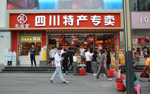 Kết quả tích cực của tháng 8 giúp doanh số bán lẻ 8 tháng đầu năm của Trung Quốc tăng 0,5% so với cùng kỳ năm trước. Ảnh: AFP