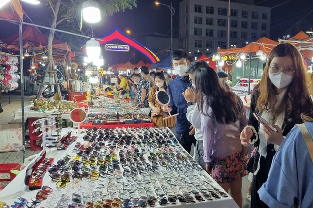 Đà Nẵng sắp đóng cửa chợ đêm du lịch bên sông Hàn- Ảnh 1.