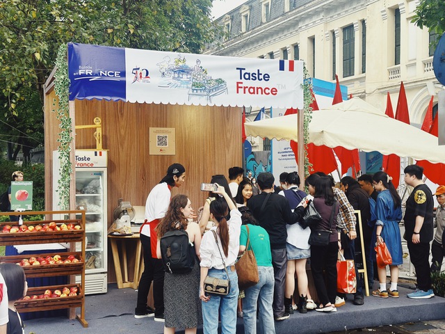 Lễ hội ẩm thực Pháp quy mô lớn nhất Việt Nam: Hút giới trẻ thưởng thức đặc sản nước Pháp ngay tại Thủ đô, nhiều nghệ sĩ nổi tiếng góp mặt- Ảnh 3.