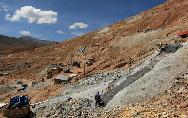 Phong tỏa công trường bất ngờ bịt kín hố sâu 600m, “kho tài nguyên” dùng 1.200 năm không hết được phát hiện, công nghệ cao được đưa vào- Ảnh 1.