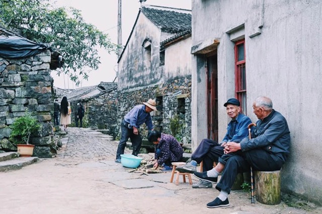 Gia đình nghèo nhất làng bỗng có nhẫn vàng đeo kín tay: Cảnh sát, chuyên gia đến làm việc, phát hiện sự thật không như mơ- Ảnh 1.