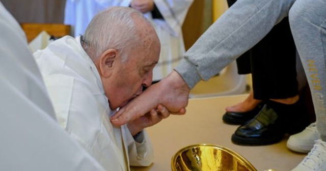 Giáo hoàng Francis hôn chân 12 tù nhân nữ từ xe lăn