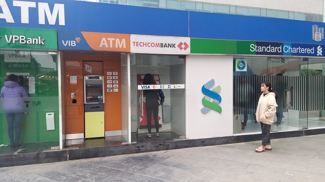 Thanh toán QR tăng vọt, các ngân hàng đóng cửa bớt cây ATM- Ảnh 1.