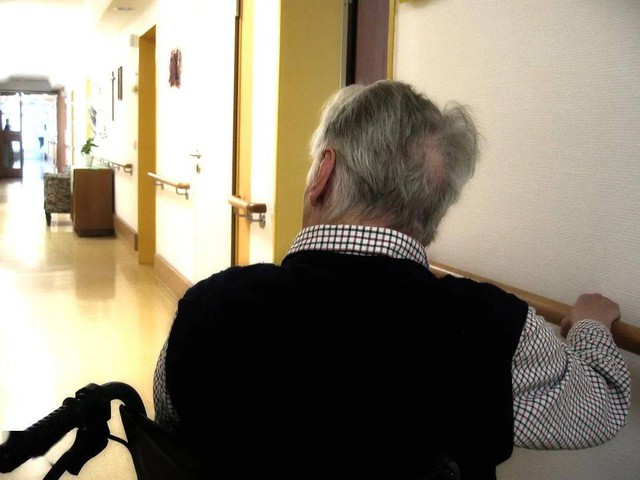 Đoạn video quay lén trong viện dưỡng lão cao cấp: Khi đã già và không đi lại được nữa, sự thật có thể đáng buồn hơn bạn tưởng tượng- Ảnh 3.