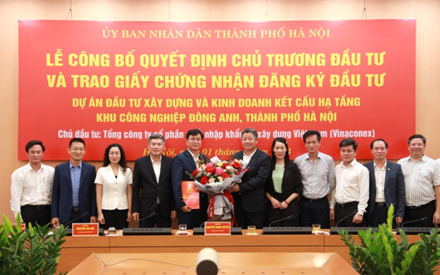 UBND thành phố Hà Nội trao giấy chứng nhận đăng ký đầu tư dự án Khu công nghiệp Đông Anh cho Vinaconex