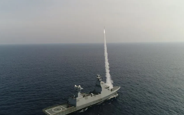 Tên lửa được phóng từ tàu hộ tống lớp Sa'ar trong cuộc thử nghiệm bắn đạn thật C-Dome vào ngày 21/2/2022 (Ảnh: Bộ Quốc phòng Israel/Anadolu Agency/Getty Images)
