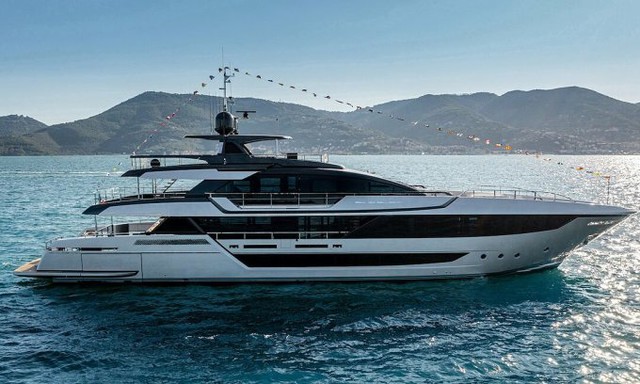 Cận cảnh siêu du thuyền 20 triệu USD được ví như ''dinh thự nổi trên mặt nước'' của gia đình David Beckham: Sang trọng từ trong ra ngoài!- Ảnh 2.