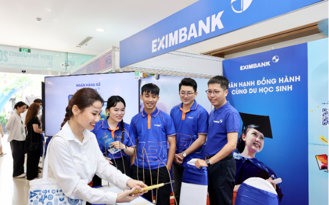 Eximbank tài trợ học bổng trị giá 300 triệu đồng cho đại học kinh tế thành phố Hồ Chí Minh