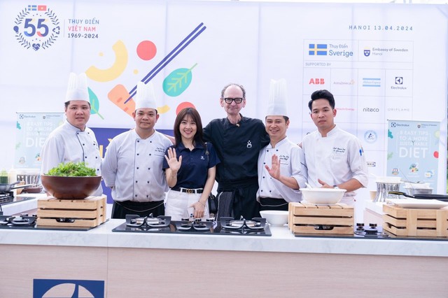 Đầu bếp Việt Nam và Thụy Điển tại sự kiện “Hương vị Thụy Điển - Quà chiều”. Ảnh: ĐSQ Thụy Điển tại Hà Nội