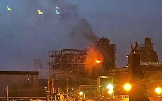 Nhà máy lọc dầu lớn của Nga nằm cách tiền tuyến 1.300 km bị tấn công