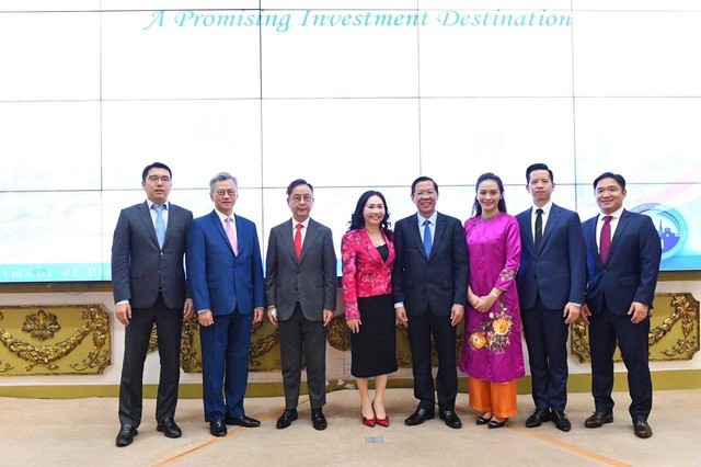 Tập đoàn của tỷ phú Lý Gia Thành từng muốn hợp tác với bà Trương Mỹ Lan từ 2022, đã đầu tư vào loạt DN tại Việt Nam trong đó có 1 mạng di động quen thuộc- Ảnh 1.