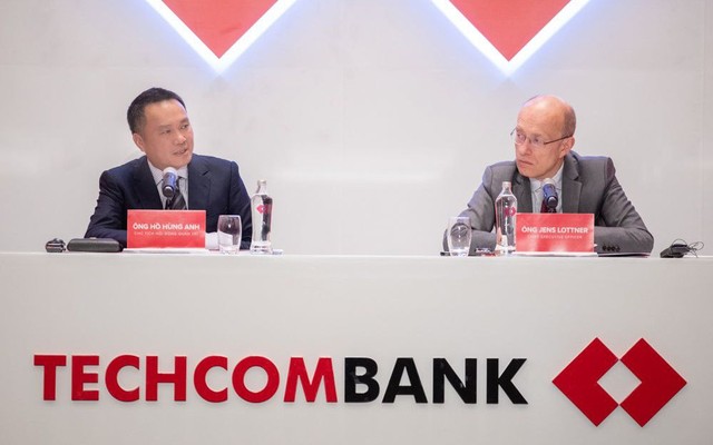 Ông Hồ Hùng Anh - Chủ tịch HĐQT và ông Jens Lottner - CEO Techcombank