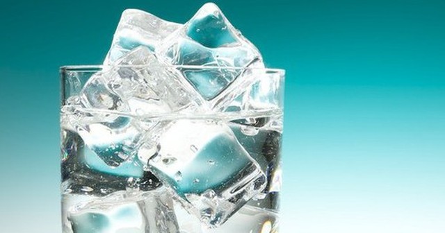 Uống nước đá giải nhiệt mùa nóng coi chừng rước đủ bệnh vào thân