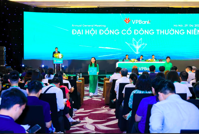 ĐHĐCĐ VPBank: Chủ tịch Ngô Chí Dũng khẳng định chia cổ tức tiền mặt trong 5 năm liền, lý giải quyết định tham gia tái cơ cấu ngân hàng yếu kém- Ảnh 6.