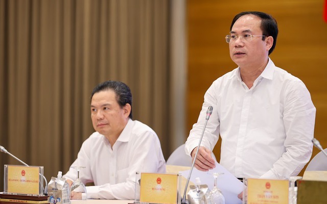 Thứ trưởng Bộ Xây dựng Nguyễn Văn Sinh trả lời tại họp báo - Ảnh: VGP/Nhật Bắc


