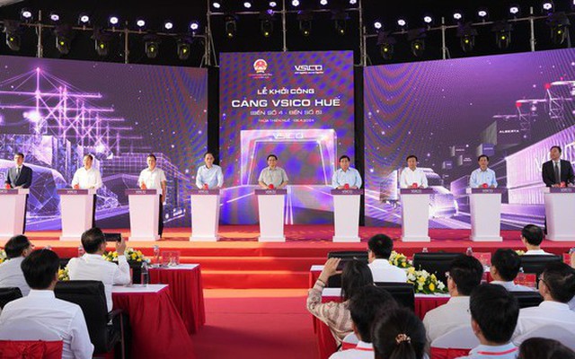 Thủ tướng Phạm Minh Chính cùng các đại biểu thực hiện nghi thức nhấn nút khởi công dự án.