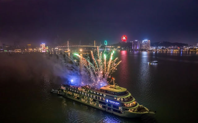 Điểm sáng mới hút khách cho du lịch Hạ Long chào hè 2024: Vừa ăn tối vừa thưởng thức bắn pháo hoa lãng mạn trên du thuyền