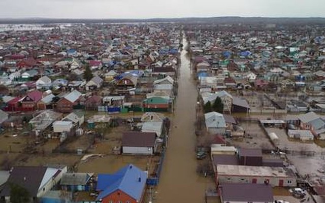 Hàng nghìn ngôi nhà chìm trong nước sau vụ vỡ đê chắn sông Ural, Nga mở cuộc điều tra