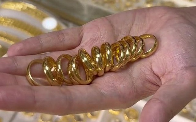 Mỹ nhân "ăn ngủ cùng vàng" nức tiếng Bến Tre kể tường tận quá trình tạo ra vàng nhẫn trơn 9999