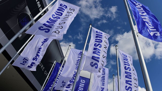 Samsung trước khi “hứa” đầu tư thêm 1 tỷ USD mỗi năm vào Việt Nam: Đã rót hàng nghìn tỷ vào loạt Bluechips trên sàn chứng khoán, thắng lớn với một cổ phiếu công nghệ nóng “bỏng tay”- Ảnh 1.