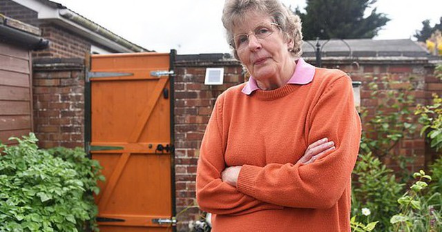 Bà lão 70 tuổi báo cảnh sát chuyện đám trẻ hư phá cổng nhà, nào ngờ bị cảnh cáo vì lời đe dọa hơi "ngầu"
