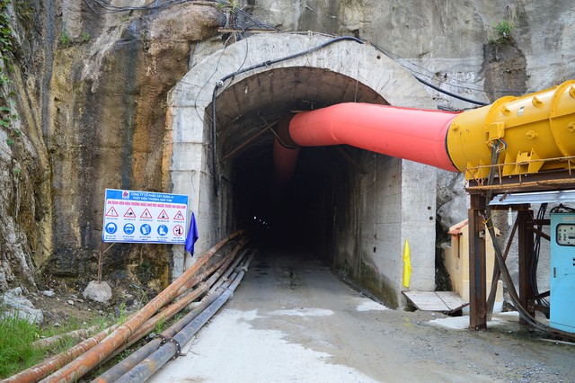 DN đằng sau nhà máy điện có đường hầm dẫn nước dài nhất, đập đất và cột nước cao nhất Việt Nam: Lợi nhuận quý 1/2024 giảm 99%, bị đối tác kiện ra tòa vì 'siêu' dự án kể trên- Ảnh 1.