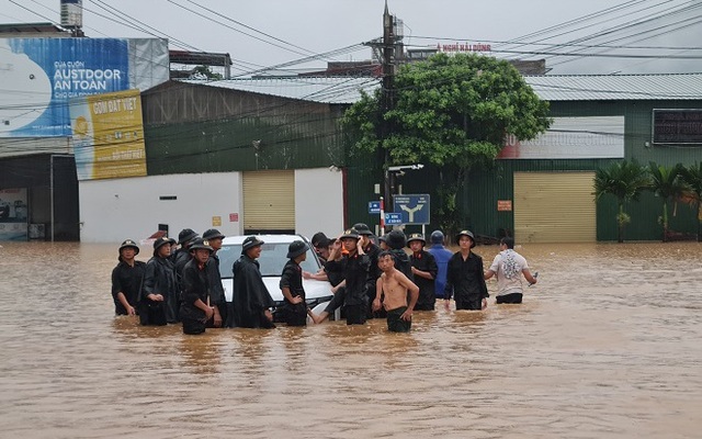 Người dân Hà Giang chật vật sống trong cảnh nước lũ ngập ngang người, hàng trăm chiến sĩ được huy động giữa đêm ứng cứu