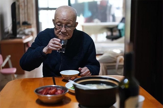 Cụ ông 98 tuổi vẫn làm việc 9 tiếng/ngày, sức khoẻ tốt nhờ 3 bí quyết trường thọ đơn giản, duy trì được thì tốt cả thể chất lẫn tinh thần- Ảnh 2.