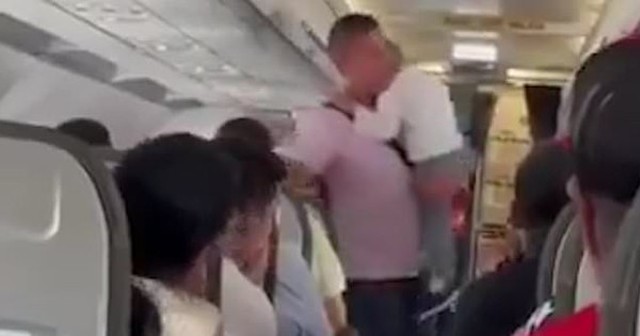Chuyến bay bị hoãn vì toàn bộ hành khách đòi đuổi 1 bé trai xuống máy bay, nguyên do sự việc bất ngờ được ủng hộ