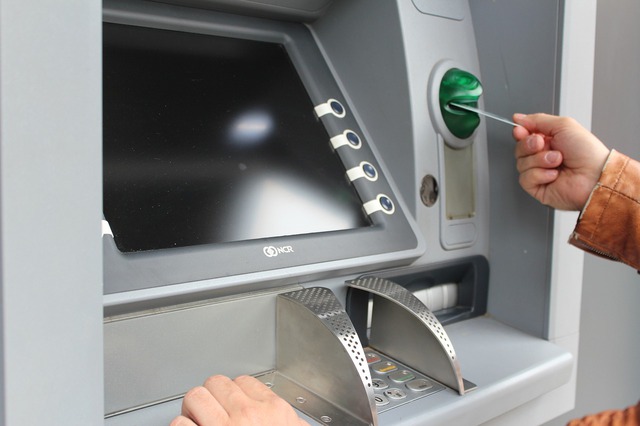 Thấy người đàn ông lảng vảng quanh ATM, ngân hàng báo cảnh sát- Ảnh 1.