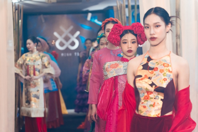 Lã Thanh Huyền lần đầu catwalk với mẫu nhí 7 tuổi trong show diễn của NTK Cao Minh Tiến - Ảnh 1.