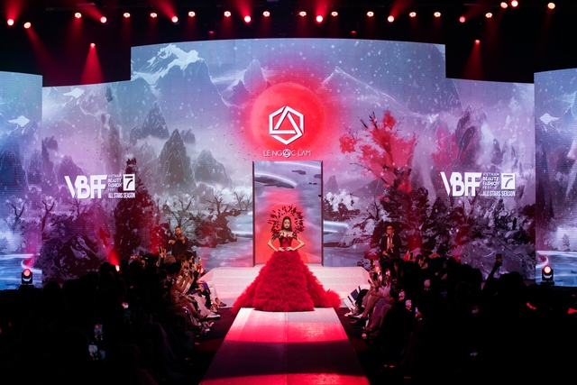 Hoa hậu Bảo Ngọc hóa 'hoa nở trong sương' trong bộ đầm mất 7 ngày đêm để hoàn thành, sử dụng đến 400m vải lưới - Ảnh 3.