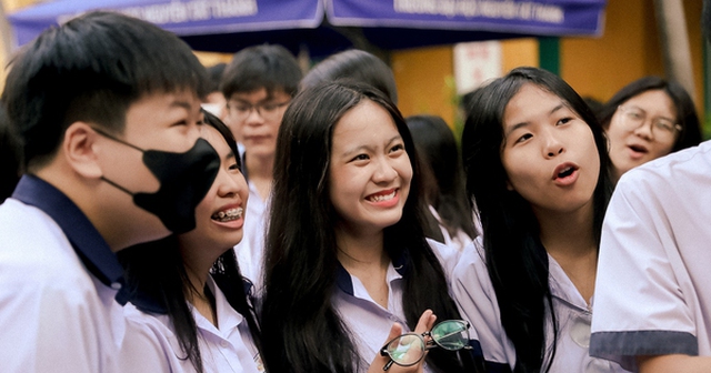 Đề thi Ngữ văn tuyển sinh lớp 10 năm 2024 TPHCM siêu hay: "Nhịp trái tim không dành cho riêng mình" - từ suy nghĩ cá nhân đến cả Trường Sa xa xôi!