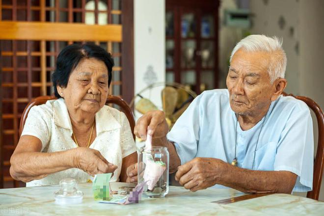 Sau 12 năm làm bảo mẫu, tôi nhận ra: Không phải tiền nhiều, người có thứ này mới thực sự an nhàn ở năm tháng tuổi già- Ảnh 1.