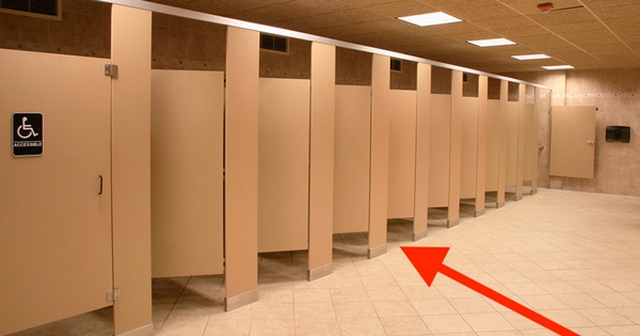 Tại sao dưới tấm cửa của buồng vệ sinh công cộng lại có một khoảng trống lớn?