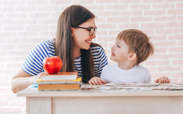 Ranh giới mong manh giữa hành vi khám phá thế giới và tọc mạch, quậy phá ở trẻ: Cha mẹ cần dạy con 7 điều mỗi khi đến nhà người khác chơi, đừng để trẻ trở nên xấu xí trong mắt mọi người