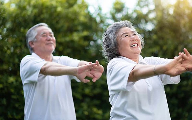 Sau 60 tuổi, dù nam hay nữ chăm làm 4 việc này sau khi ngủ dậy buổi sáng chứng tỏ sống thọ, thể lực sung mãn, kiểm soát đường huyết- Ảnh 2.