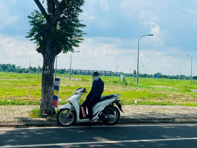 Nỗi lòng nhà đầu tư: Ôm đất khắp nơi nhưng không có tiền đi du lịch hè