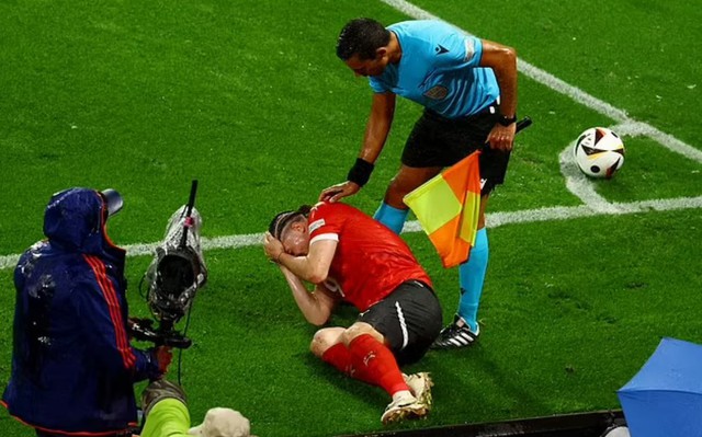 Hình ảnh xấu xí Euro đêm qua: Cựu sao MU đau đớn vì bị vật thể lạ ném trúng đầu, đôi giày từ "trên trời rơi xuống" khiến cầu thủ suýt mất oan bàn thắng