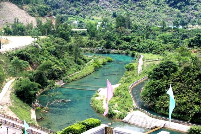 Việt Nam có 1 tỉnh được tạp chí Úc chọn vào top điểm đến tuyệt vời nhất Đông Nam Á: Sở hữu núi "thủng", thác nước cao hơn 60m hút khách
