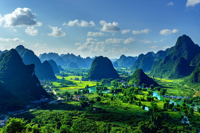 Việt Nam có 1 tỉnh được tạp chí Úc chọn vào top điểm đến tuyệt vời nhất Đông Nam Á: Sở hữu núi "thủng", thác nước cao hơn 60m hút khách