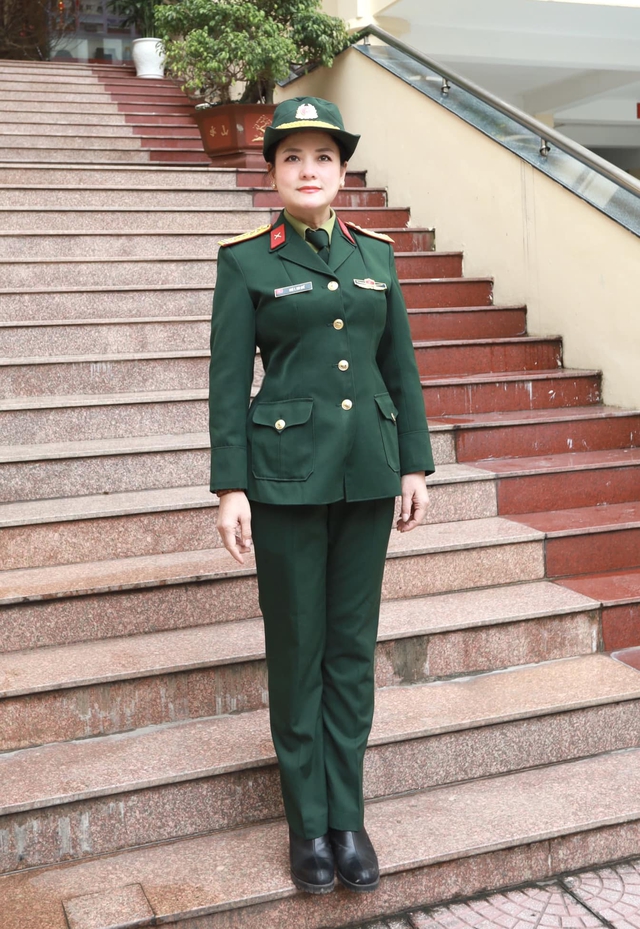 Mỹ nhân Hà thành U60 trẻ đẹp đến khó tin, vừa làm Đại tá quân đội vừa chăm chồng khéo léo thế này- Ảnh 6.