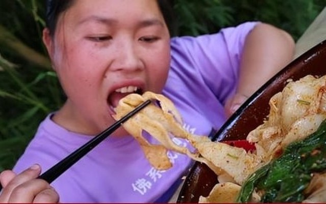 'Thánh mukbang' 33 tuổi trông già như 60 sau 3 năm ăn thùng uống vại