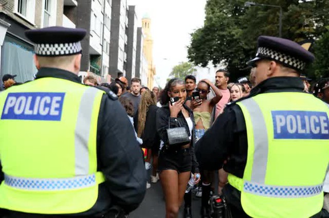 Cảnh sát làm nhiệm vụ sau vụ đâm dao tại lễ hội Notting Hill (Ảnh: Getty Images)