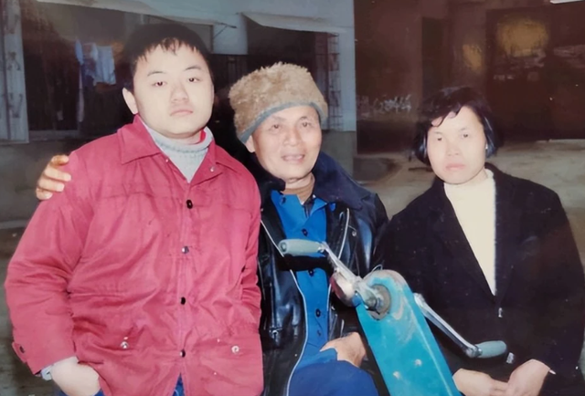 ''Thần đồng'' đỗ đại học năm 13 tuổi, 17 tuổi được nhận vào Viện Hàn lâm nhưng không biết đánh răng: Lý do xuất phát từ người mẹ- Ảnh 2. ''Thần đồng'' đỗ đại học năm 13 tuổi, 17 tuổi được nhận vào Viện Hàn lâm nhưng không biết đánh răng: Lý do xuất phát từ người mẹ- Ảnh 2.