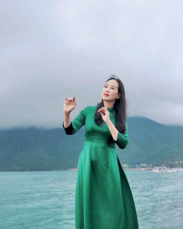 Nữ Đại tá nhận danh hiệu NSND ở tuổi 45: Được ví là ''chim sơn ca Việt Bắc'', đẹp thần thái, 33 tuổi đã giữ chức Đoàn trưởng- Ảnh 5. Nữ Đại tá nhận danh hiệu NSND ở tuổi 45: Được ví là ''chim sơn ca Việt Bắc'', đẹp thần thái, 33 tuổi đã giữ chức Đoàn trưởng- Ảnh 5.