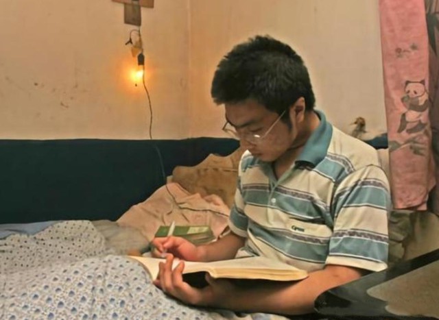 ''Thần đồng'' đỗ đại học năm 13 tuổi, 17 tuổi được nhận vào Viện Hàn lâm nhưng không biết đánh răng: Lý do xuất phát từ người mẹ- Ảnh 1. ''Thần đồng'' đỗ đại học năm 13 tuổi, 17 tuổi được nhận vào Viện Hàn lâm nhưng không biết đánh răng: Lý do xuất phát từ người mẹ- Ảnh 1.