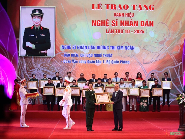 Nữ Đại tá nhận danh hiệu NSND ở tuổi 45: Được ví là ''chim sơn ca Việt Bắc'', đẹp thần thái, 33 tuổi đã giữ chức Đoàn trưởng- Ảnh 3. Nữ Đại tá nhận danh hiệu NSND ở tuổi 45: Được ví là ''chim sơn ca Việt Bắc'', đẹp thần thái, 33 tuổi đã giữ chức Đoàn trưởng- Ảnh 3.